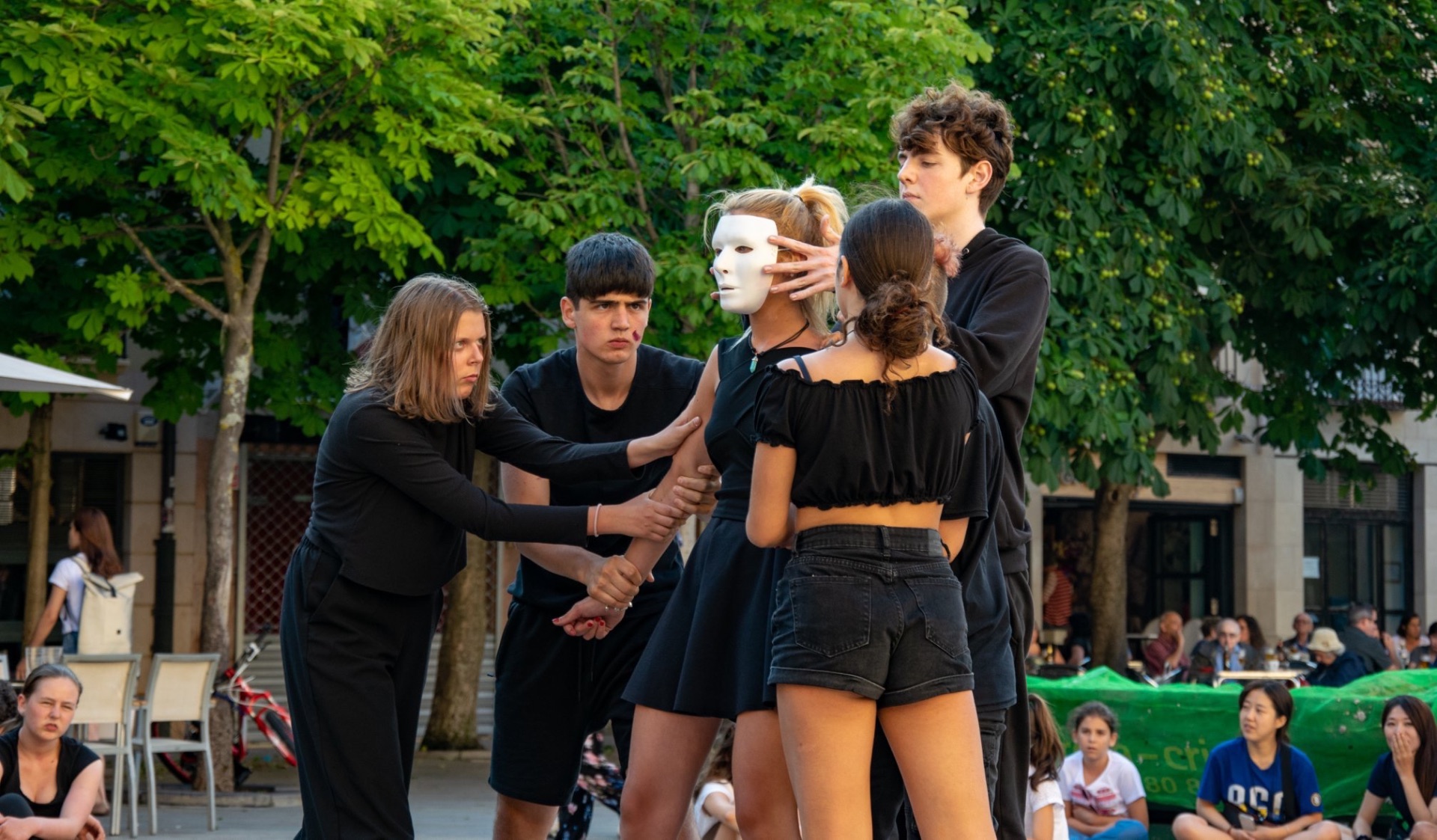Adolescenti in scena durante un'intensa prova di recitazione